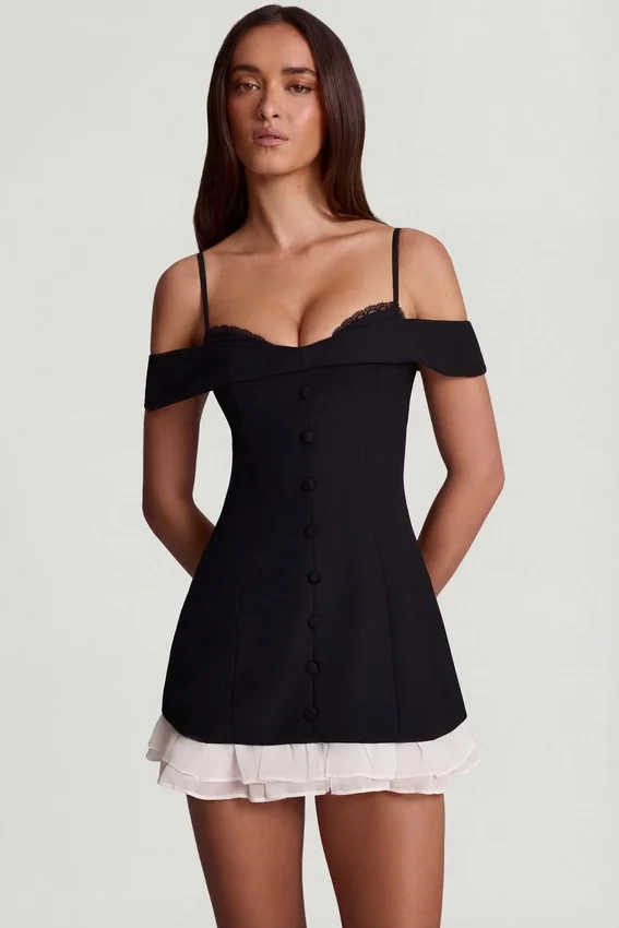 Vestido corto Maelie con volantes y hombros descubiertos en negro Vestido corto Maelie con volantes y hombros descubiertos en negro