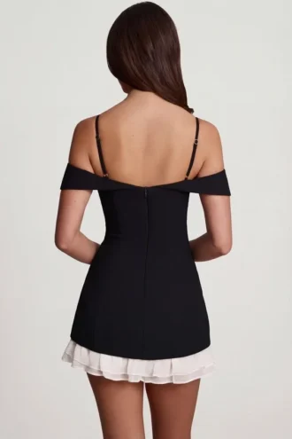 Vestido corto Maelie con volantes y hombros descubiertos en negro