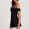 Vestido corto Maelie con volantes y hombros descubiertos en negro Vestido corto Maelie con volantes y hombros descubiertos en negro