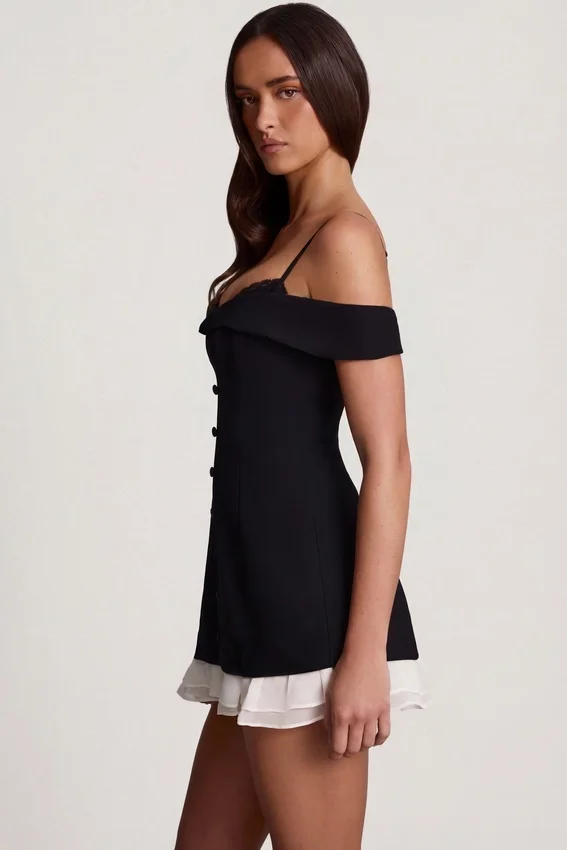 Vestido corto Maelie con volantes y hombros descubiertos en negro Vestido corto Maelie con volantes y hombros descubiertos en negro