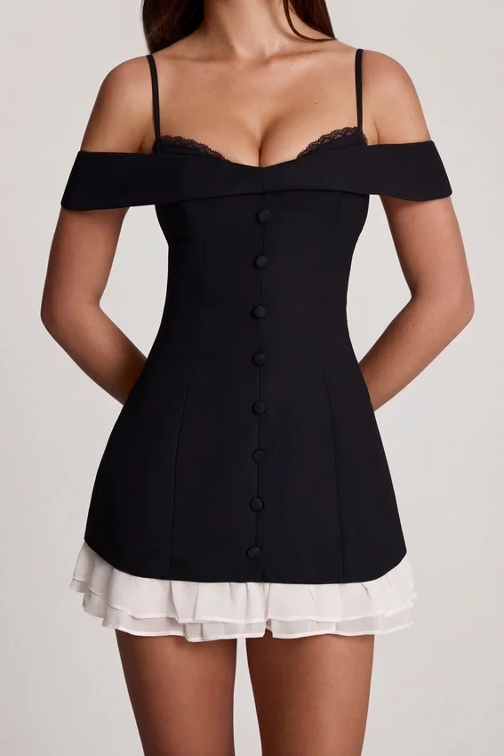 Vestido corto Maelie con volantes y hombros descubiertos en negro Vestido corto Maelie con volantes y hombros descubiertos en negro