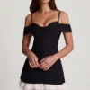 Vestido corto Maelie con volantes y hombros descubiertos en negro Vestido corto Maelie con volantes y hombros descubiertos en negro