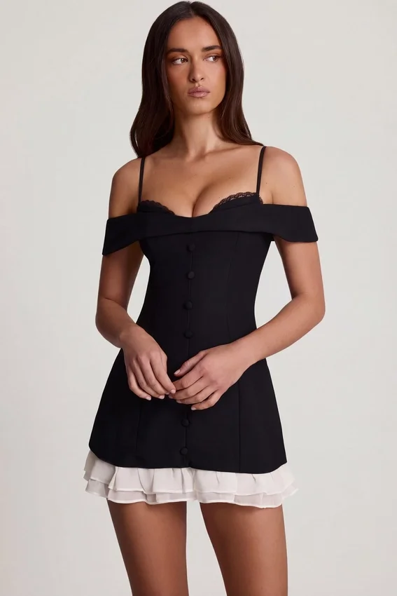 Vestido corto Maelie con volantes y hombros descubiertos en negro Vestido corto Maelie con volantes y hombros descubiertos en negro