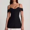 Vestido corto Maelie con volantes y hombros descubiertos en negro Vestido corto Maelie con volantes y hombros descubiertos en negro
