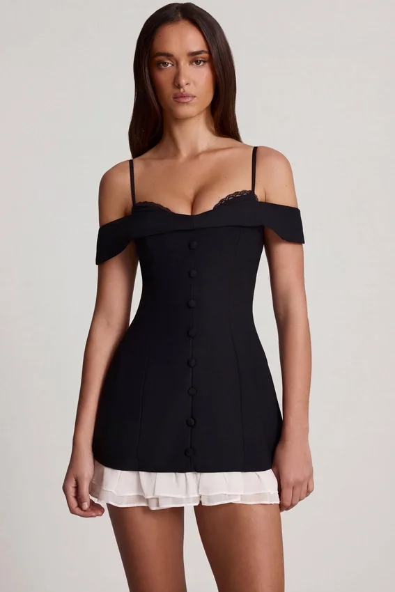 Vestido corto Maelie con volantes y hombros descubiertos en negro Vestido corto Maelie con volantes y hombros descubiertos en negro