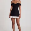 Vestido corto Maelie con volantes y hombros descubiertos en negro Vestido corto Maelie con volantes y hombros descubiertos en negro
