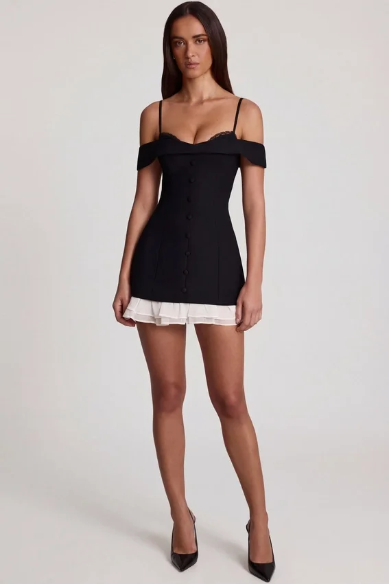 Vestido corto Maelie con volantes y hombros descubiertos en negro Vestido corto Maelie con volantes y hombros descubiertos en negro
