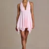 Vestido corto Mariette de gasa de primera calidad con escote pronunciado y espalda abierta en rosa bebé Vestido corto Mariette de gasa de primera calidad con escote pronunciado y espalda abierta en rosa bebé