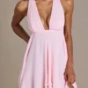 Vestido corto Mariette de gasa de primera calidad con escote pronunciado y espalda abierta en rosa bebé Vestido corto Mariette de gasa de primera calidad con escote pronunciado y espalda abierta en rosa bebé