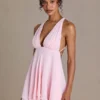 Vestido corto Mariette de gasa de primera calidad con escote pronunciado y espalda abierta en rosa bebé Vestido corto Mariette de gasa de primera calidad con escote pronunciado y espalda abierta en rosa bebé