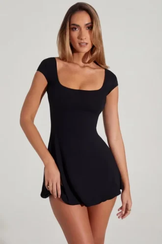 Vestido corto Marina con espalda abierta y corte en A en negro