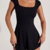 Vestido corto Marina con espalda abierta y corte en A en negro