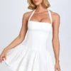Vestido corto Maybelle con fruncidos y cuello halter en blanco