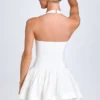 Vestido corto Maybelle con fruncidos y cuello halter en blanco