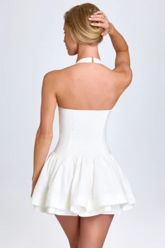 Vestido corto Maybelle con fruncidos y cuello halter en blanco