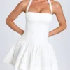 Vestido corto Maybelle con fruncidos y cuello halter en blanco