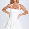 Vestido corto Maybelle con fruncidos y cuello halter en blanco