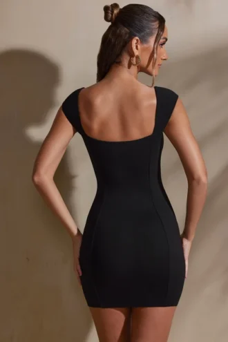 Vestido corto Meli con escote corazón y mangas casquillo en negro