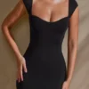 Vestido corto Meli con escote corazón y mangas casquillo en negro Vestido corto Meli con escote corazón y mangas casquillo en negro