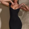 Vestido corto Meli con escote corazón y mangas casquillo en negro Vestido corto Meli con escote corazón y mangas casquillo en negro