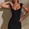 Vestido corto Meli con escote corazón y mangas casquillo en negro Vestido corto Meli con escote corazón y mangas casquillo en negro