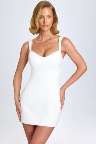 Vestido corto micro Amaria con escote corazón en blanco