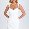 Vestido corto micro Amaria con escote corazón en blanco