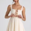 Vestido corto micro de corte A con detalle de lazo de Nanisca en color marfil