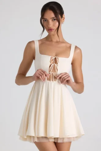 Vestido corto micro de corte A con detalle de lazo de Nanisca en color marfil