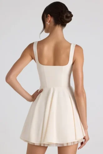 Vestido corto micro de corte A con detalle de lazo de Nanisca en color marfil