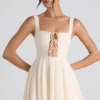 Vestido corto micro de corte A con detalle de lazo de Nanisca en color marfil
