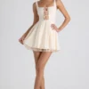 Vestido corto micro de corte A con detalle de lazo de Nanisca en color marfil
