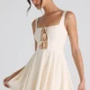 Vestido corto micro de corte A con detalle de lazo de Nanisca en color marfil