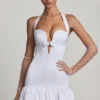 Vestido corto Millie con cuello halter, detalle de lazo y bajo abullonado en blanco Vestido corto Millie con cuello halter, detalle de lazo y bajo abullonado en blanco