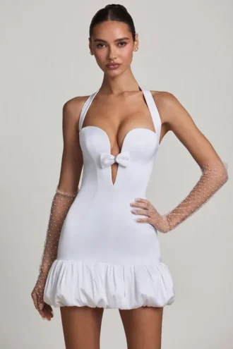 Vestido corto Millie con cuello halter, detalle de lazo y bajo abullonado en blanco