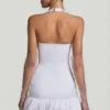 Vestido corto Millie con cuello halter, detalle de lazo y bajo abullonado en blanco Vestido corto Millie con cuello halter, detalle de lazo y bajo abullonado en blanco
