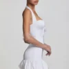 Vestido corto Millie con cuello halter, detalle de lazo y bajo abullonado en blanco Vestido corto Millie con cuello halter, detalle de lazo y bajo abullonado en blanco