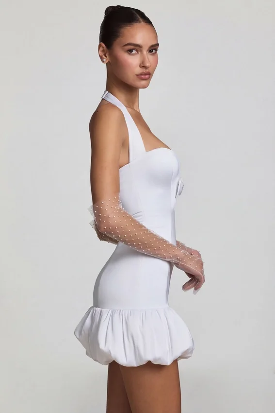 Vestido corto Millie con cuello halter, detalle de lazo y bajo abullonado en blanco Vestido corto Millie con cuello halter, detalle de lazo y bajo abullonado en blanco