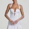 Vestido corto Millie con cuello halter, detalle de lazo y bajo abullonado en blanco Vestido corto Millie con cuello halter, detalle de lazo y bajo abullonado en blanco