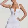 Vestido corto Millie con cuello halter, detalle de lazo y bajo abullonado en blanco Vestido corto Millie con cuello halter, detalle de lazo y bajo abullonado en blanco