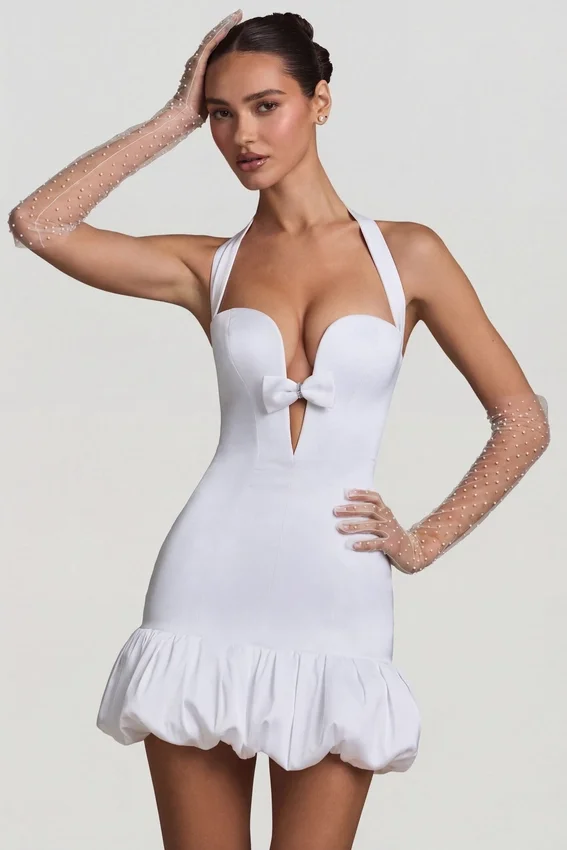 Vestido corto Millie con cuello halter, detalle de lazo y bajo abullonado en blanco Vestido corto Millie con cuello halter, detalle de lazo y bajo abullonado en blanco