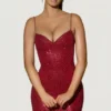 Vestido corto Mischa con escote corazón y adornos en rojo Vestido corto Mischa con escote corazón y adornos en rojo