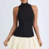 Vestido corto Nabila de cuello alto, cintura baja y bajo abullonado en negro Vestido corto Nabila de cuello alto, cintura baja y bajo abullonado en negro