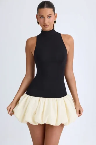 Vestido corto Nabila de cuello alto, cintura baja y bajo abullonado en negro