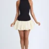 Vestido corto Nabila de cuello alto, cintura baja y bajo abullonado en negro Vestido corto Nabila de cuello alto, cintura baja y bajo abullonado en negro