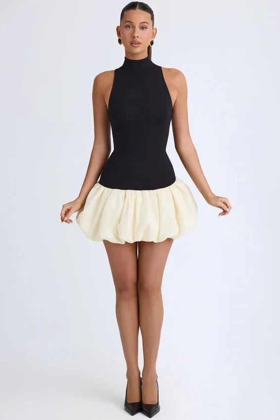 Vestido corto Nabila de cuello alto, cintura baja y bajo abullonado en negro Vestido corto Nabila de cuello alto, cintura baja y bajo abullonado en negro