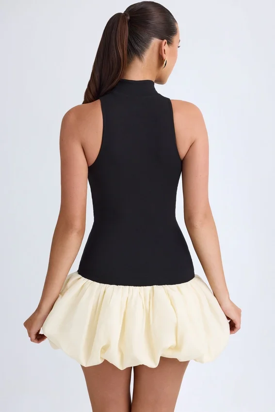 Vestido corto Nabila de cuello alto, cintura baja y bajo abullonado en negro Vestido corto Nabila de cuello alto, cintura baja y bajo abullonado en negro