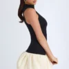 Vestido corto Nabila de cuello alto, cintura baja y bajo abullonado en negro Vestido corto Nabila de cuello alto, cintura baja y bajo abullonado en negro