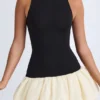 Vestido corto Nabila de cuello alto, cintura baja y bajo abullonado en negro Vestido corto Nabila de cuello alto, cintura baja y bajo abullonado en negro