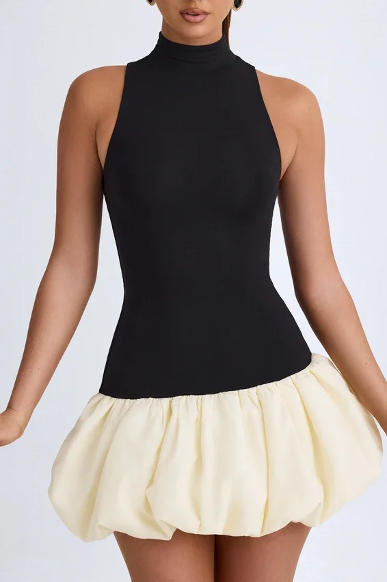 Vestido corto Nabila de cuello alto, cintura baja y bajo abullonado en negro Vestido corto Nabila de cuello alto, cintura baja y bajo abullonado en negro